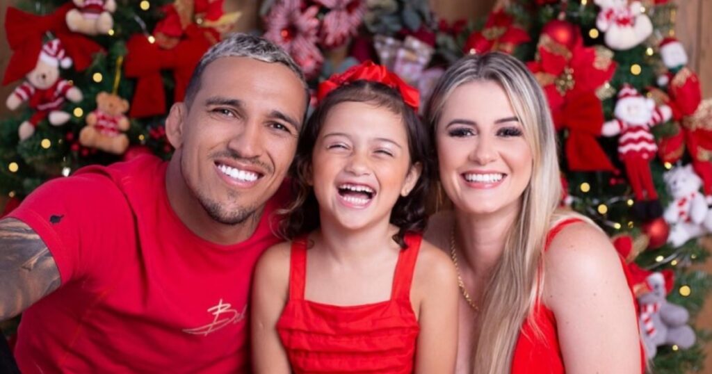 charles oliveira wife