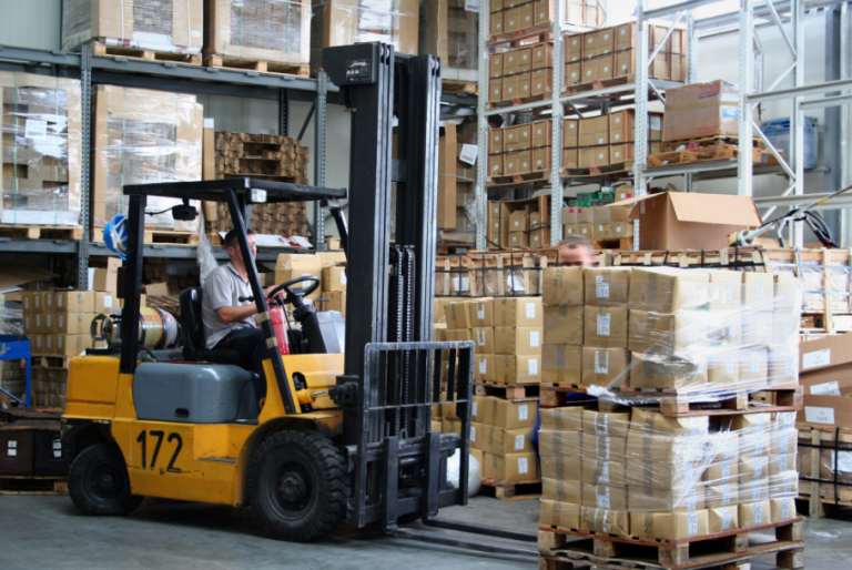 How Fork Truck Rental Helps Reduce Warehouse Operating Costs